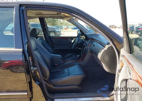 2000 Mercedes-Benz E 320 z USA, uszkodzony, nr VIN WDBJF65J2YB108349